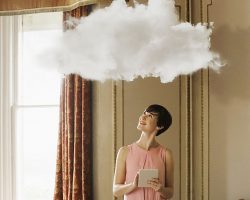 دختری درحال کار با تبلت با ابری بالای سر در خانه های رويايی هوشمند