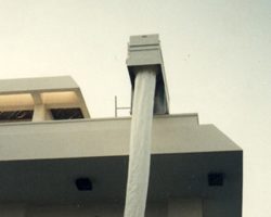 شوت نجات نصب شده در بام ساختمان