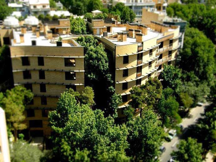 نماي ساختمان رویایی از دور با فضاي سبز اطراف